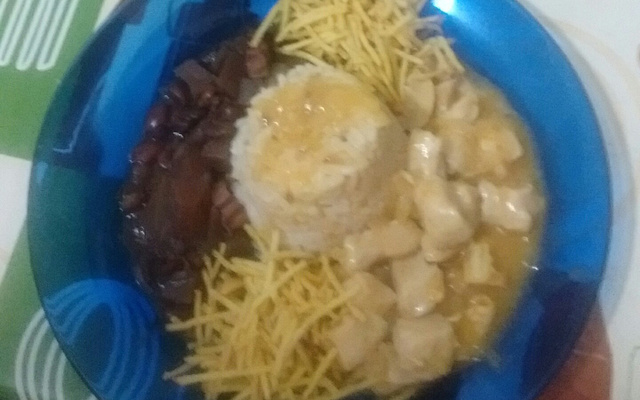 Estrogonofe de lombo com arroz e feijão