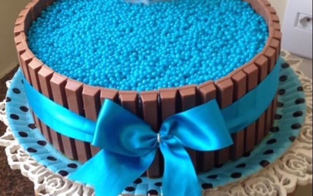 Bolo de aniversário com kit kat