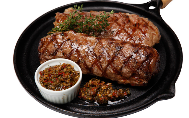 Lombo de ovelha ao molho de hortelã