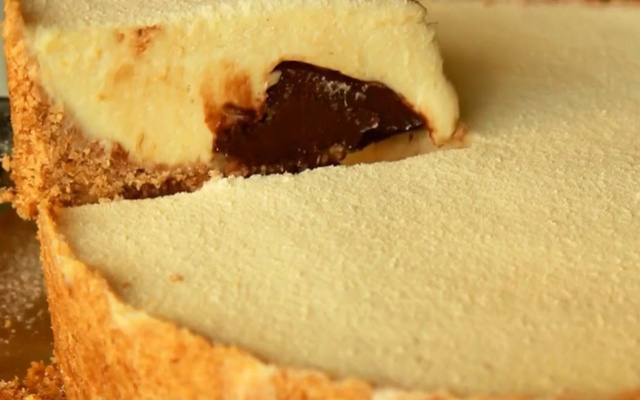 Torta de leite em pó com creme de avelã