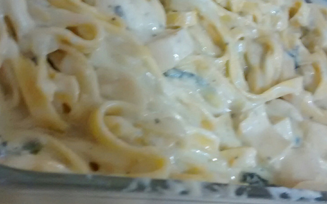 Talharim ao molho branco com gorgonzola e palmito