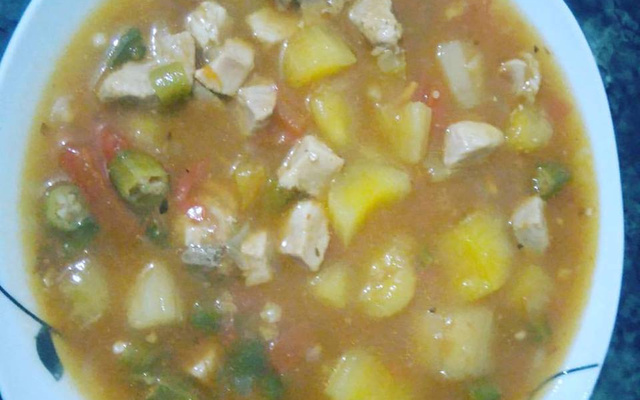 Sopa de mandioca com pernil suíno