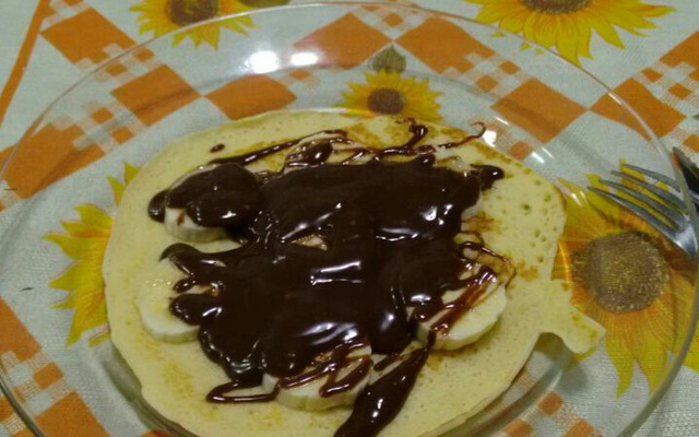 Panqueca americana com calda de chocolate