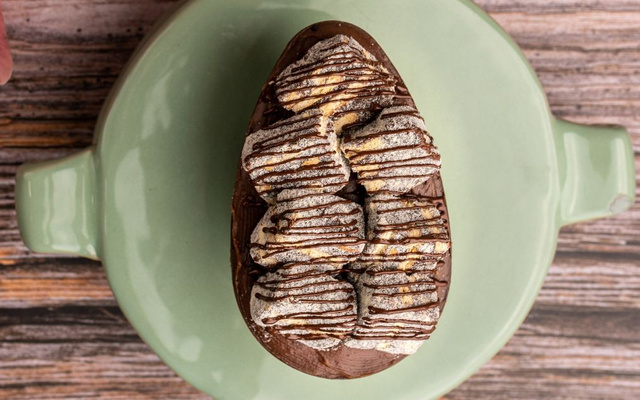 Ovo de palha italiana finalizado com calda de chocolate