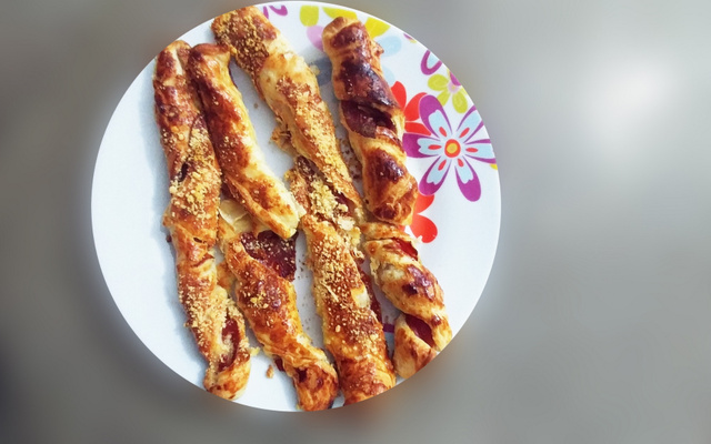 Palito de massa folhada e presunto cru