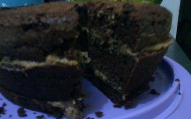 Bolo de chocolate com recheio de ameixa