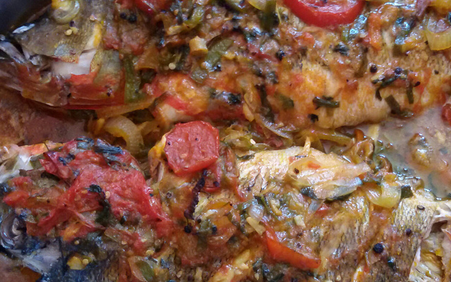 Tucunaré ao forno no molho vermelho