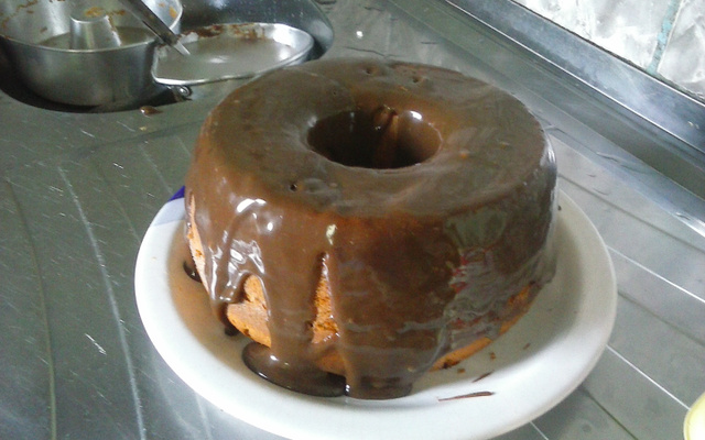 Bolo de chocolate com cobertura cremosa
