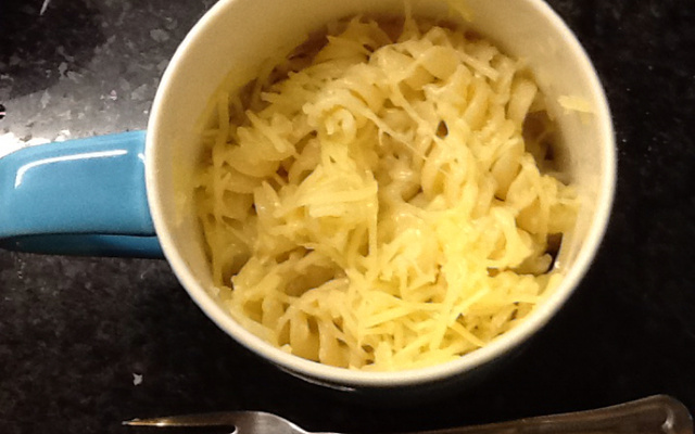 Macarrão de queijo na caneca