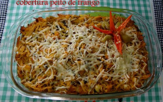 Souflé de chuchu com cenoura e cobertura de peito de frango