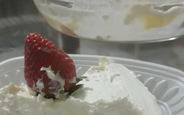 Creme de leite condensado com morangos