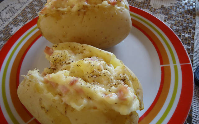 Batata recheada com requeijão e bacon