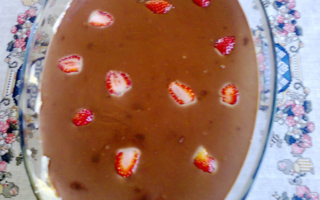 Bombom de morango na travessa