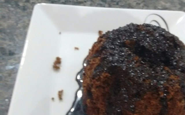 Bolo simples de caneca de micro-ondas