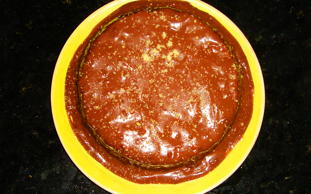 Bolo de goiaba coberto com bechamel de chocolate