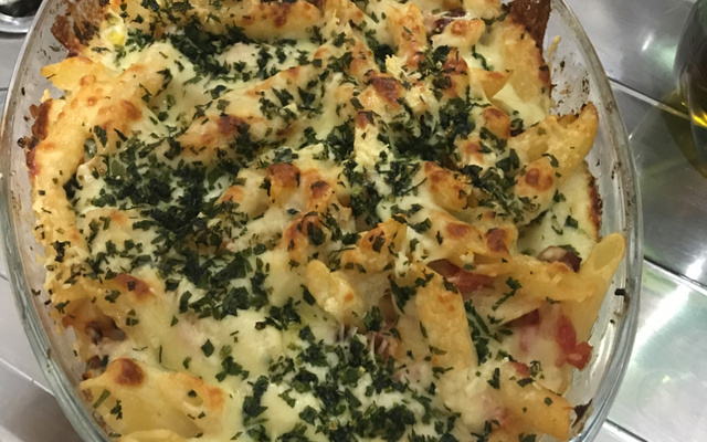 Macarrão ao forno com bacon e mussarela