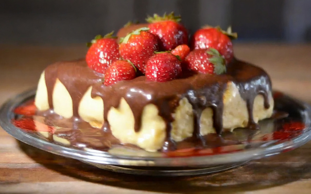 Bombom de morango na travessa