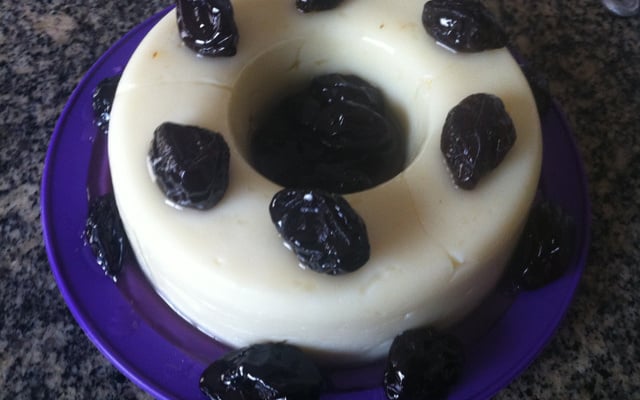 Manjar branco com ameixas