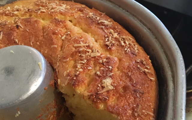 Bolo de fubá com queijo parmesão