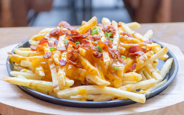 Batata frita com cheddar e bacon