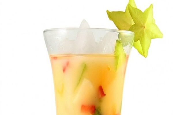 Vitamina de carambola com kiwi e Ades