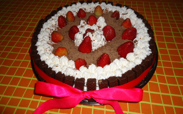 Bolo de chocolate e morango com Twix