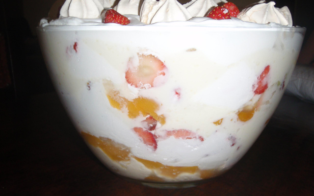 Merengue de morangos e pêssegos cremoso