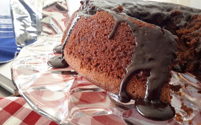 Receita fácil de bolo molhado de chocolate