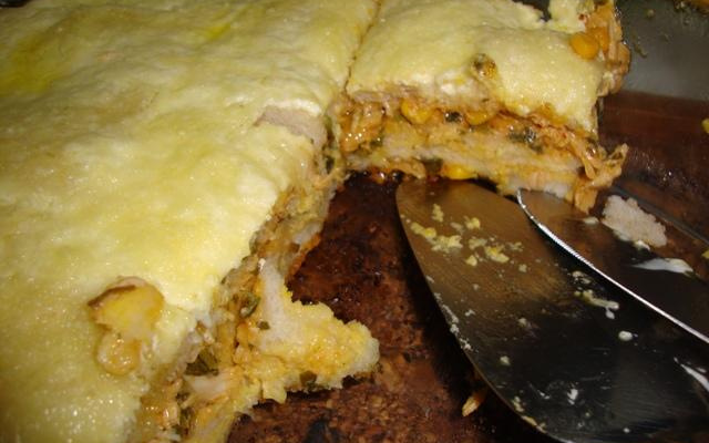 Torta assada de pão de fôrma recheada com creme de milho e frango