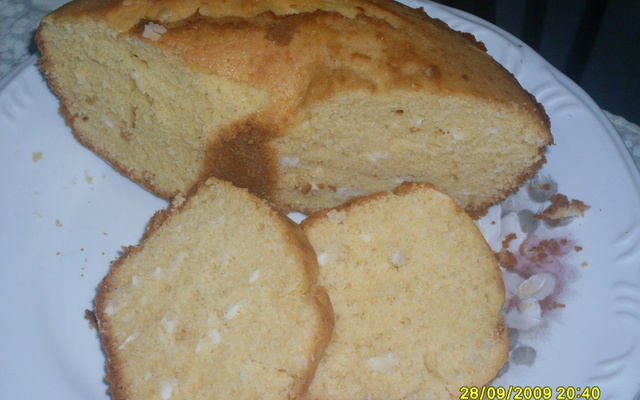 Bolo de fubá com coco