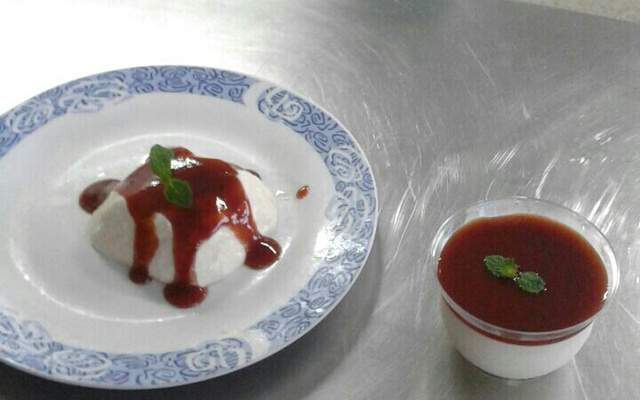 Panna cotta de queijo com calda de goiaba