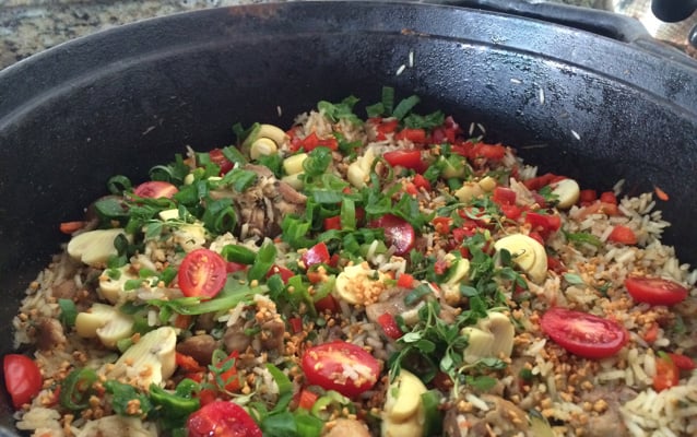 Galinhada (o tradicional e simples arroz com frango caipira do interior de São Paulo)