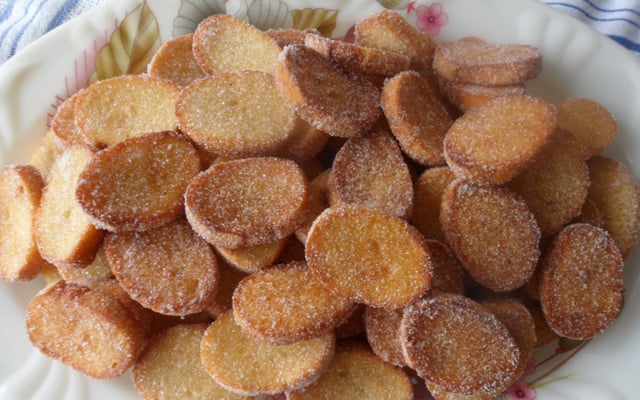 Rabanada simples finalizada com açúcar e canela