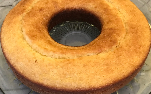 Bolo de fubá com coco e queijo