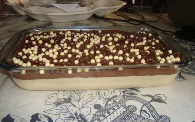 Mousse de maracujá com cobertura de chocolate