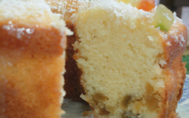 Bolo de coco com frutas