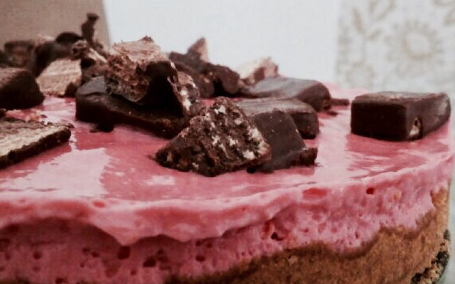 Mousse danoninho fácil (com morango e suspiros)