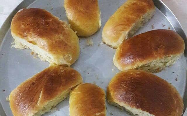 Pão de cachorro quente na máquina de pão