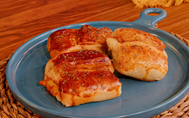Enroladinho de queijo e presunto