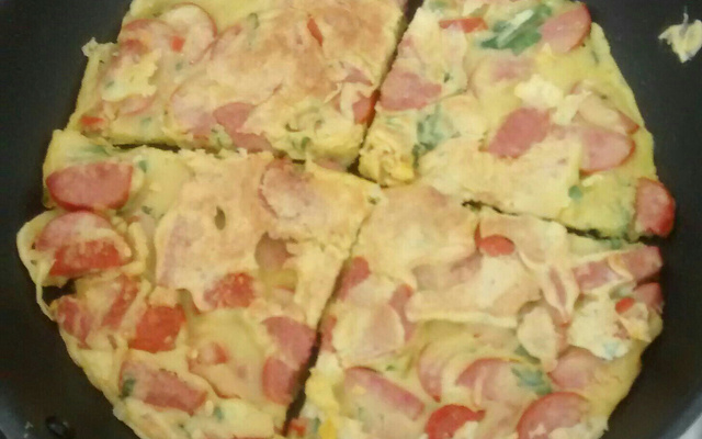 Omelete com salsicha e cebola