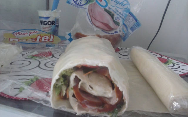 Rocambole de massa de pastel