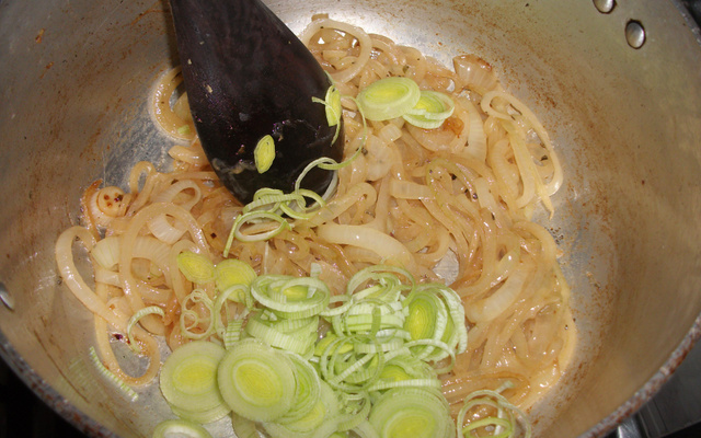 Sopa de cebola com alho poró