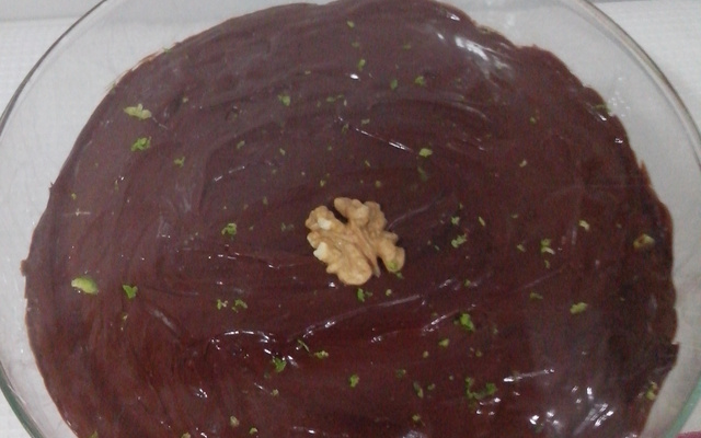 Mousse de limão com nozes e cobertura de chocolate