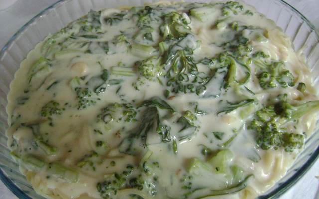 Espaguete ao molho branco com brócolis