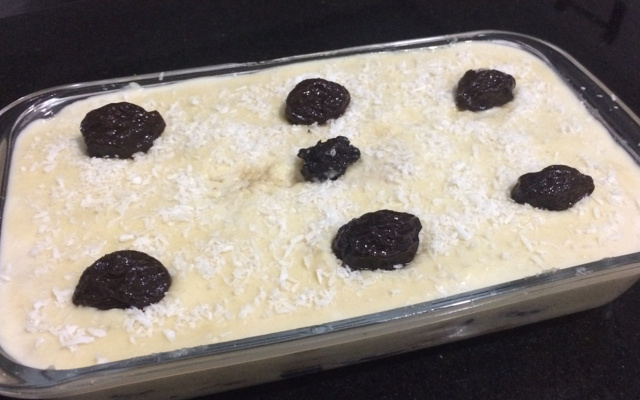 Pavê de coco e ameixa