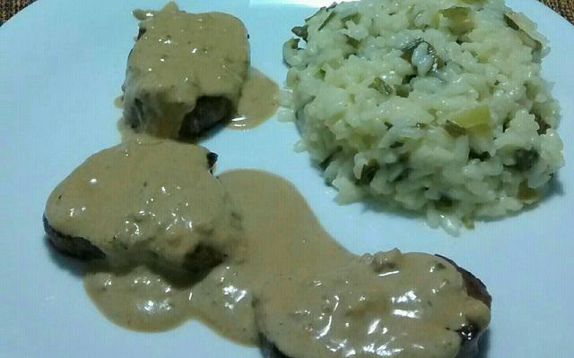 Filé mignon ao molho de mostarda com risoto de alho-poró