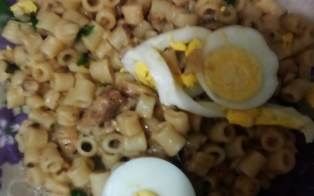 Macarrão com sardinha e ovo prático