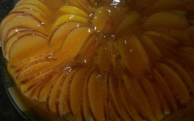 Bolo com maçã e calda de laranja