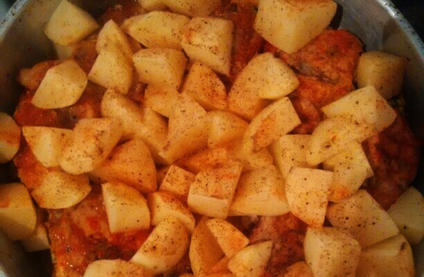 Coxa e sobrecoxa assadas com batatas