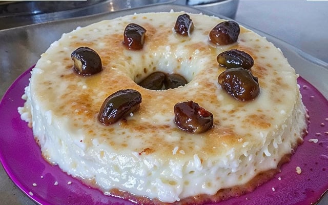 Manjar de coco com calda de ameixa